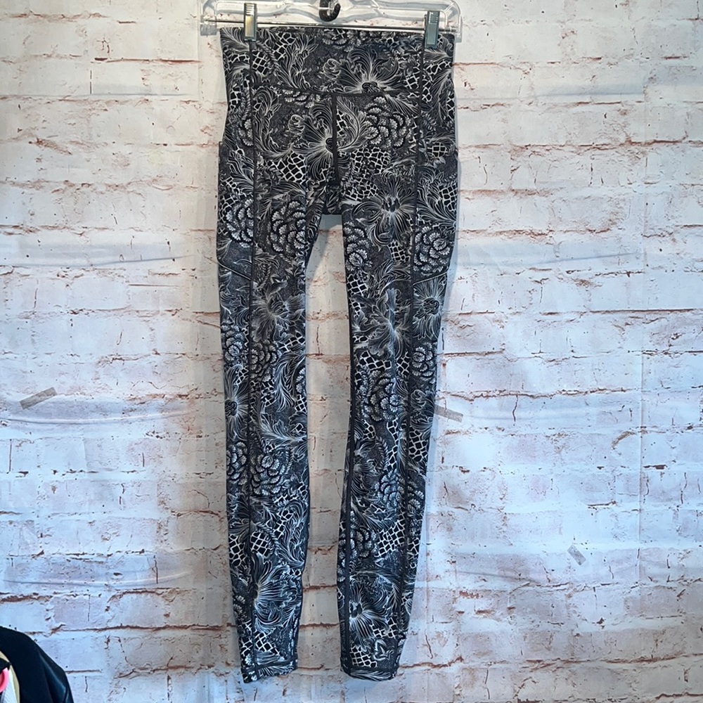 Lululemon Speed Up tight full on luxtreme 28 inch length leggings 4 zip pocket